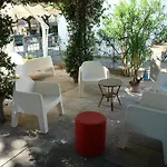 Everest Hotel *