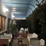 Everest Hotel *